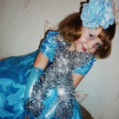 Караваева Элина, 4 года, в момент съемки так же. Элина сказала, что ее костюм называется "Новогодняя красавица". © Вилена
