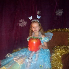 На фото Турунова Кристина 7 лет, новогодняя бабочка, которая очень любит яблочки! © Елена Турунова