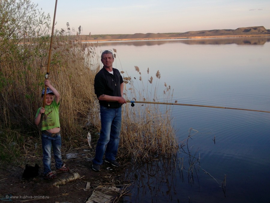 Всей семьёй мы ходим на рыбалку. На фото Коваленко Сергей (5 лет) ДОУ № 9 с папой. © Коваленко Светлана
