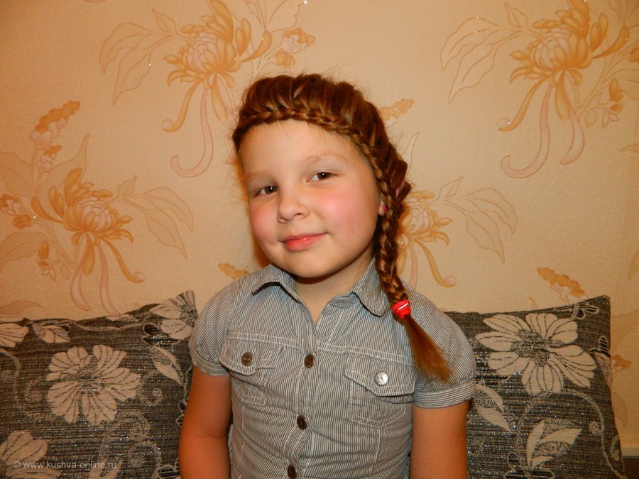 Алина Пивоварова, 6 лет. д/с № 9. 
Хоть моя коса и не длинна, 
Все же, служит украшеньем для меня. © Ирина Елькина