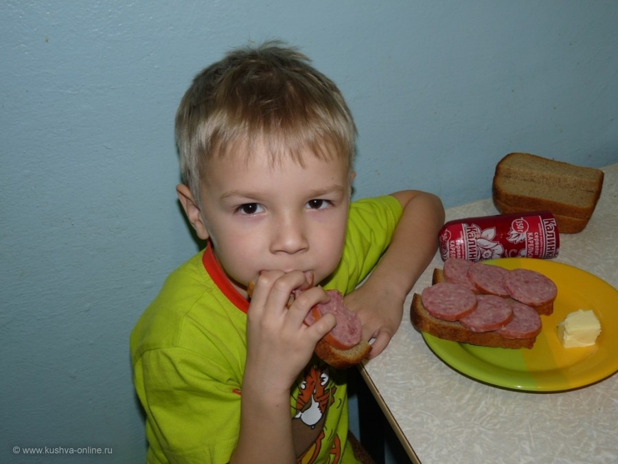 На фото Матвей Ставров. 
Рано утром, после небольшой  разминки, бутерброд я ем  с колбасой "КАЛИНКА"!!! © Анна Ставрова
