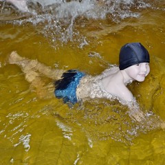 Артём Елькин, 6 лет 
Плавание - это прекраснейший доктор.  
Оно позволяет нам не болеть.  
Плавание действует, как витамины,  
И повышает иммунитет. © Ирина Елькина