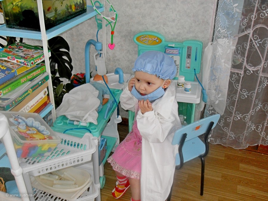 Алина Пивоварова 11 лет. На фото 2008 год.  
В белом халате 
Я у кровати. 
Мне не до сна: 
Кукла больна. 
Кашель у Лины,  
В горлышке хрип. 
Может, ангина? 
Может быть, грипп? 
Чаем с малиной 
Куклу пою. 
Вылечу Лину, 
Куклу мою. © Ирина Елькина