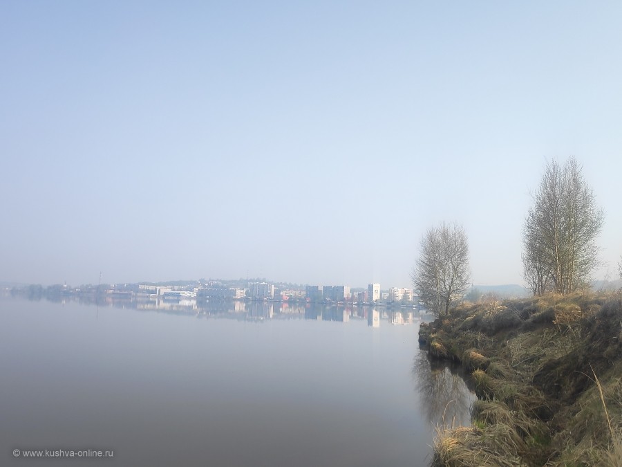Кушвинский пруд, утро, город в дымке © Андрей Гаврилов
